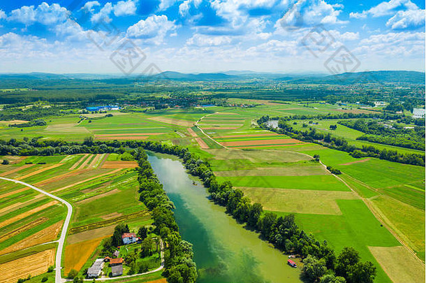 农村农村景观克罗地亚库帕河蜿蜒曲折的农业字段拍摄无人机