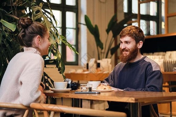年轻的休闲夫妇快乐喝咖啡休息咖啡馆