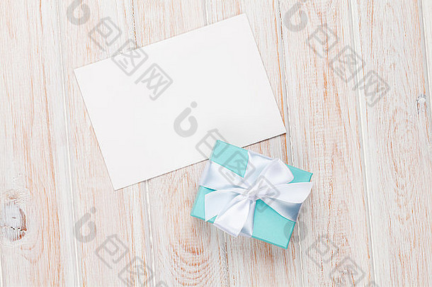 礼物盒子空白照片框架问候卡白色木表格前视图