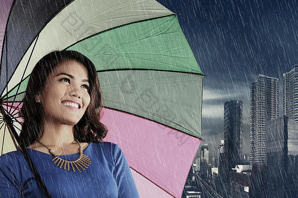 漂亮的亚洲女人伞雨城市
