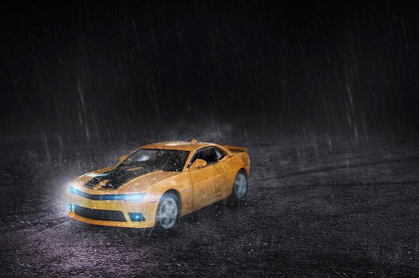 呈现黄色的体育车运行湿多雨的道路晚上运动模糊
