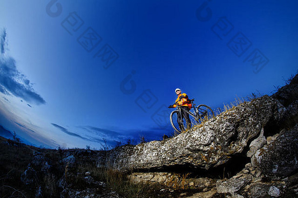 山骑摩托车的人行动岩石