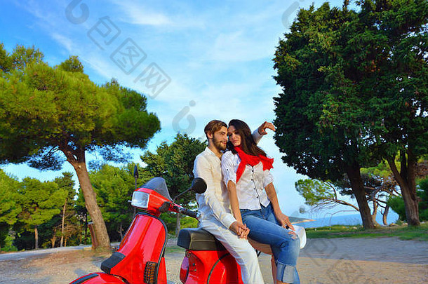 年轻的骑摩托车的人夫妇国家路天空