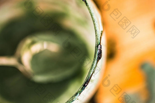 特写镜头视图清空玻璃新鲜的克非尔益生菌喝混合绿色螺旋藻粉勺子内部厨房表格