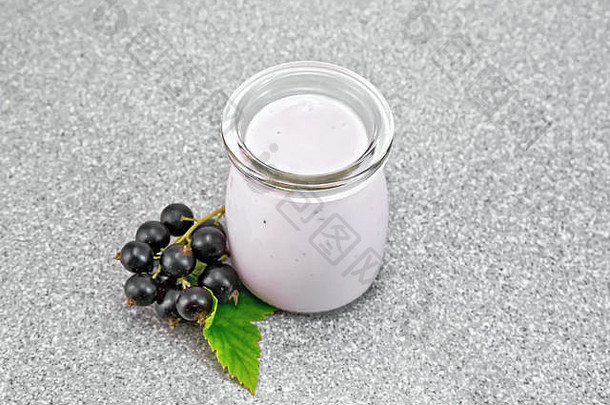 牛奶鸡尾酒黑色的醋栗玻璃Jar浆果背景花岗岩表格