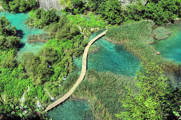 空中视图特湖的著名的蓝宝石水瀑布蜿蜒的人行道