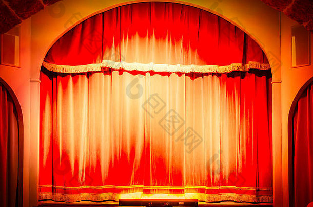 红色的窗帘小意大利剧院