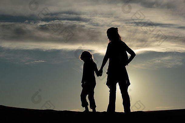 妈妈。女儿轮廓撒哈拉沙漠沙漠