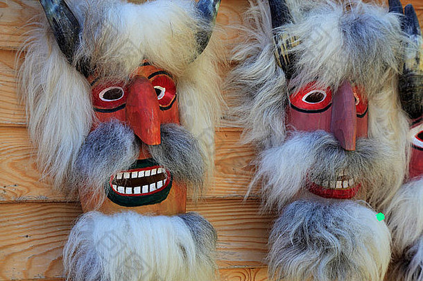 色彩斑斓的传统的仪式面具礼物商店麸皮特兰西瓦尼亚罗马尼亚