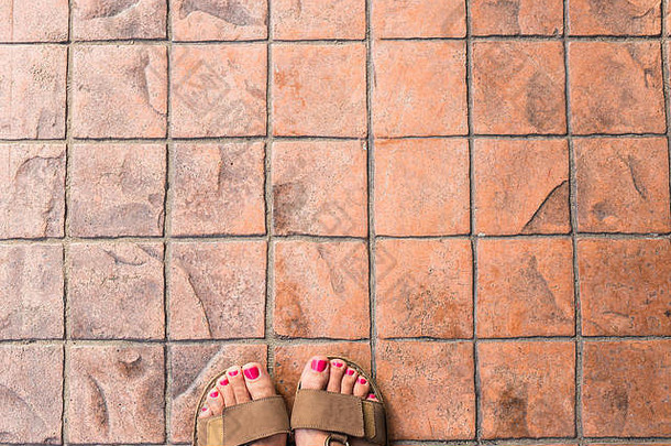 脚自拍上视图女人旅行者凉鞋之旅旅行世界旅游照片腿