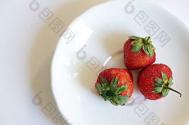 照片草莓白色中国飞碟
