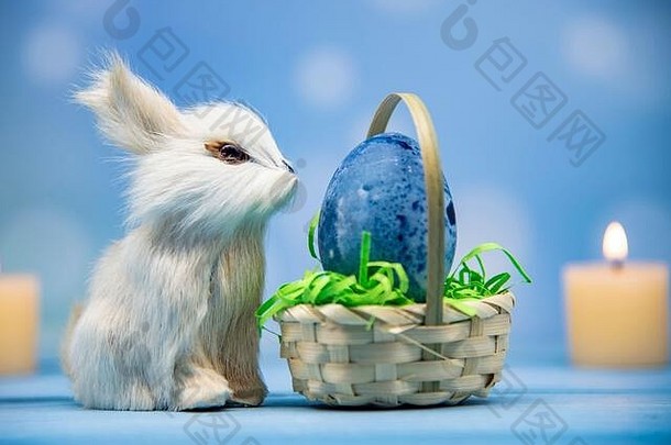 复活节兔子坐在篮子谎言复活节彩色的蛋