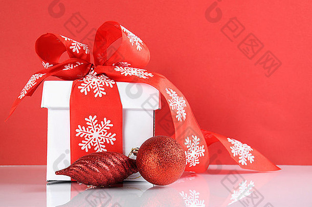 节日红色的白色主题圣诞节礼物盒子反光白色表格红色的背景