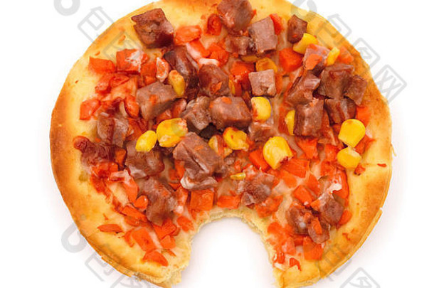 前视图披萨肉玉米胡萝卜咬白色背景