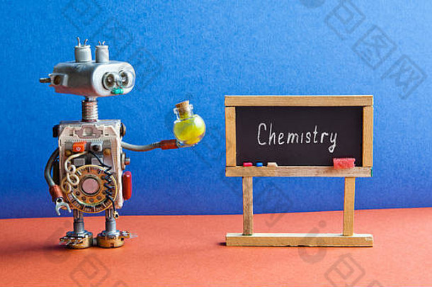 机器人实验室助理黄色的化学试剂瓶明亮的蓝色的红色的室内教室词化学写黑色的黑板机学习现代科学技术概念