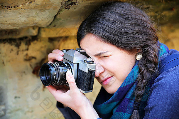 年轻的女人采取图片相机