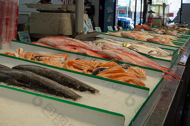 类型新鲜的鱼坐着冰杂货店商店海鲜部分购买