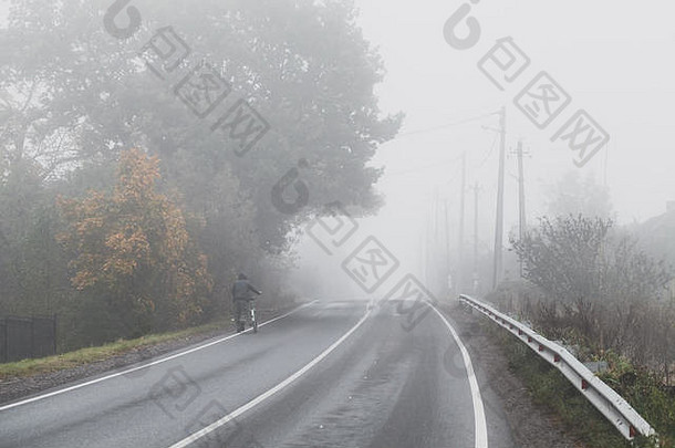 农村多雾的路<strong>背景</strong>照片高速公路的角度来看秋天季节