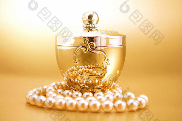 黄金珠宝盒子黄金背景珍珠