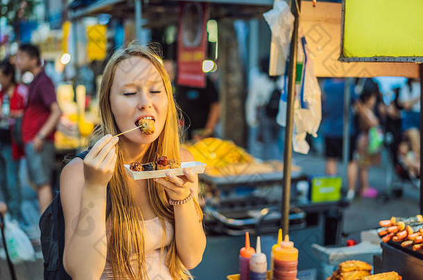 年轻的女人旅游吃典型的朝鲜文街食物走街首尔辣的快食物简单的发现当地的朝鲜文殉道灵魂韩国