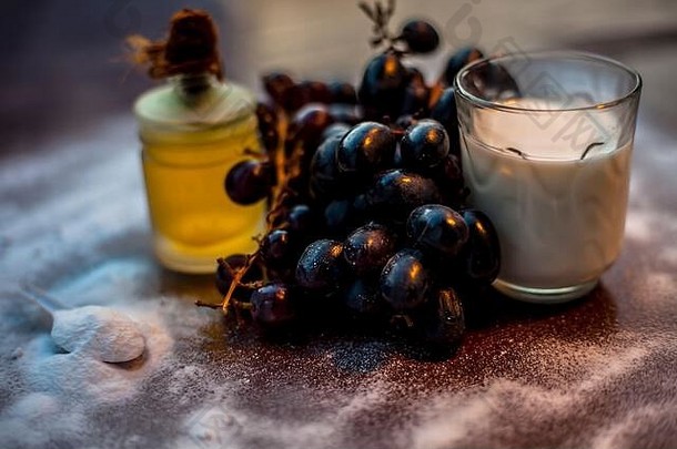 自然水果脸面具清洁剂棕色（的）彩色的表面组成群葡萄烘焙苏打水橄榄石油牛奶拍摄葡萄