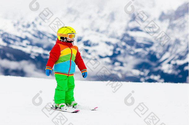 孩子滑雪山孩子滑雪学校冬天体育运动孩子们家庭圣诞节假期阿尔卑斯山脉孩子们学习下坡滑雪高山