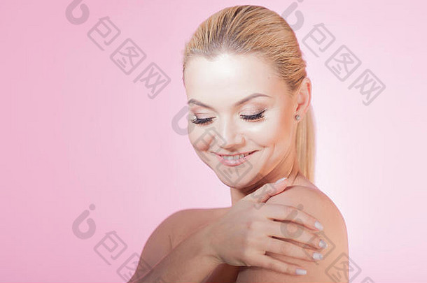 脸护理皮肤护理健康美概念复制空间快乐年轻的女人微笑健康的皮肤最低化妆自然美