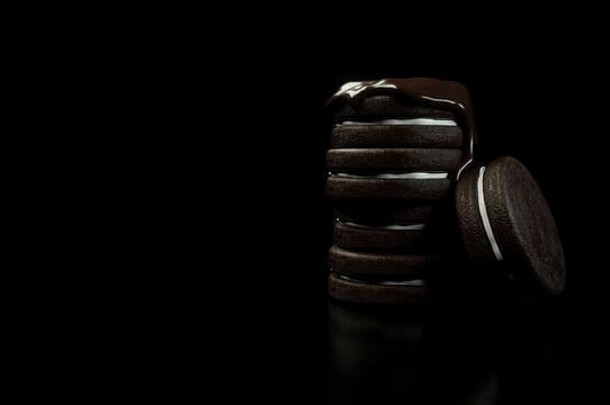 奶油巧克力饼干黑色的孤立的背景呈现
