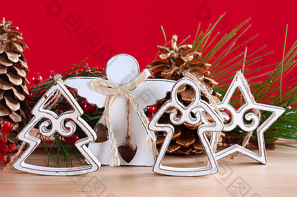 红色的白色主题圣诞节乡村木表格装饰松视锥细胞分支机构自然木表格