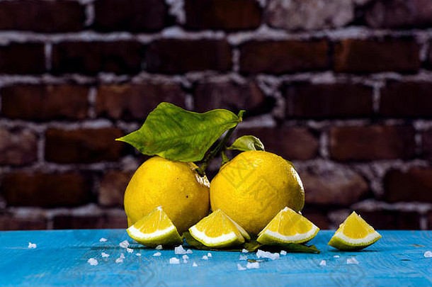 酸黄色的水果柠檬蓝色的木股票照片