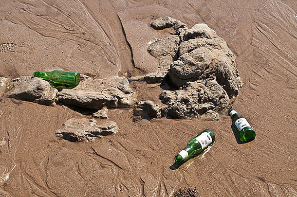 被丢弃的啤酒瓶公共洗澡海滩