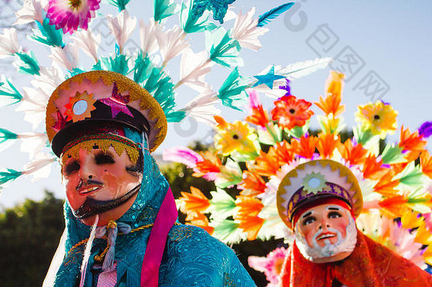 墨西哥男人。穿着传统的墨西哥人服装狂欢节墨西哥