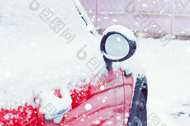 车覆盖降雪
