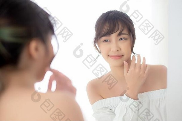 美肖像年轻的亚洲女人微笑镜子检查皮肤护理高加索人健康卧室美丽的女孩快乐触碰