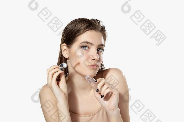 肖像美丽的年轻的女人血清至关重要的石油白色背景概念化妆品化妆自然生态治疗皮肤护理闪亮的健康的皮肤时尚医疗保健