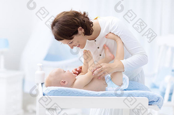妈妈。婴儿尿布改变表格妈妈改变尿布婴儿男孩孩子们托儿所婴儿卫生护理产品尿布年轻的孩子们