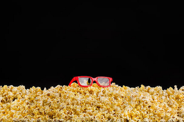 电影眼镜安装分散爆米花孤立的黑色的背景