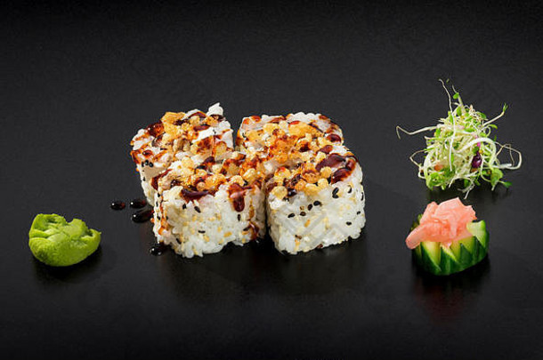 美味的寿司集乌拉马基寿司卷装饰芝麻