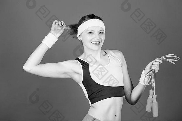 女孩有氧运动类女人锻炼跳绳子健身练习跳绳子锻炼跳绳子女孩跳练习准备夏天身体健康的生活方式概念
