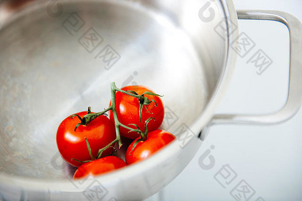 小西红柿不锈钢钢碗准备美味的酱汁汤;