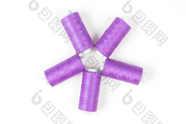 兰花紫色的缝纫线程铺设圆白色背景缝纫配件