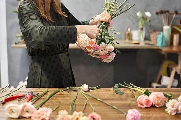 女人花店创建美丽的花束花商店工作花商店花交付