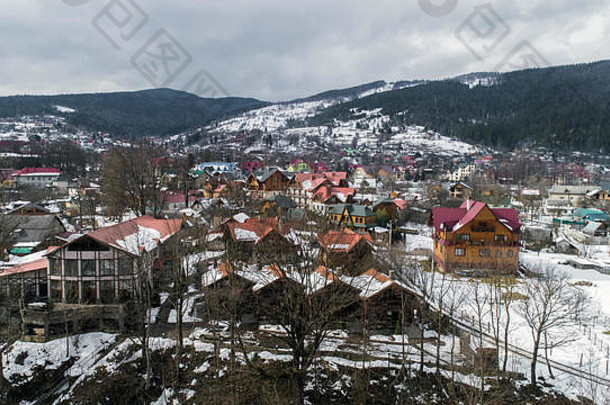 空中视图喀尔巴阡山脉的山冬天亚列姆切乌克兰