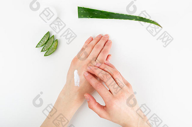 打开塑料容器奶油切片芦荟真正植物女人的手白色背景