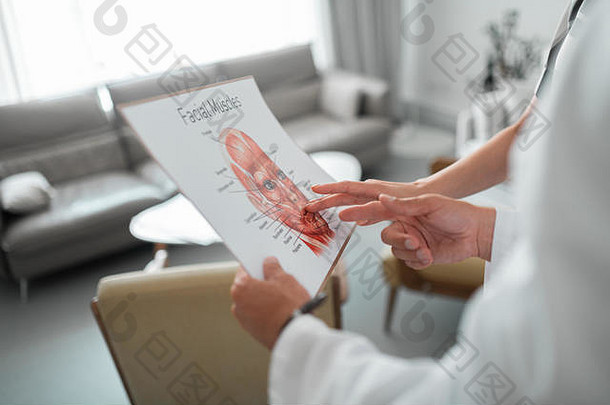 塑料外科医生持有纸图片面部肌肉