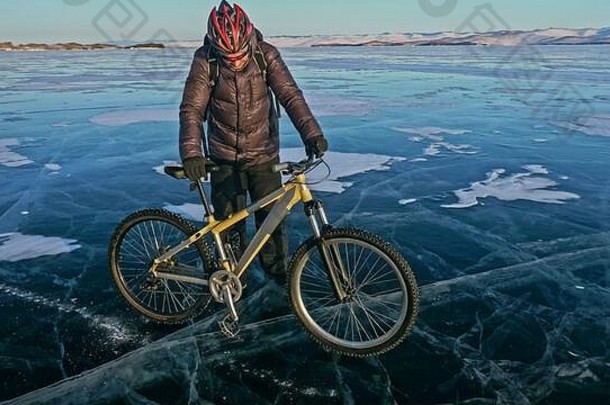 男人。骑自行车冰冰冻湖贝加尔湖掉