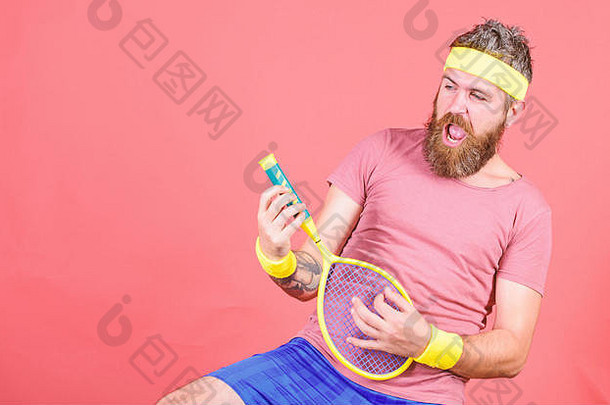有趣的网球活跃的休闲运动员赶时髦的人持有网球球拍手红色的背景网球球员古董时尚网球体育运动娱乐男人。有胡子的赶时髦的人穿体育运动装