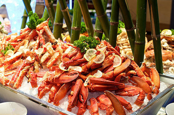新鲜的阿拉斯加王蟹自助餐餐厅