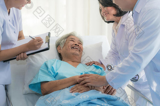 亚洲医疗团队医生检查会说话的亚洲上了年纪的女人病人健康护理人请注意剪贴板医院