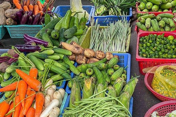 新鲜的蔬菜出售越南户外集市